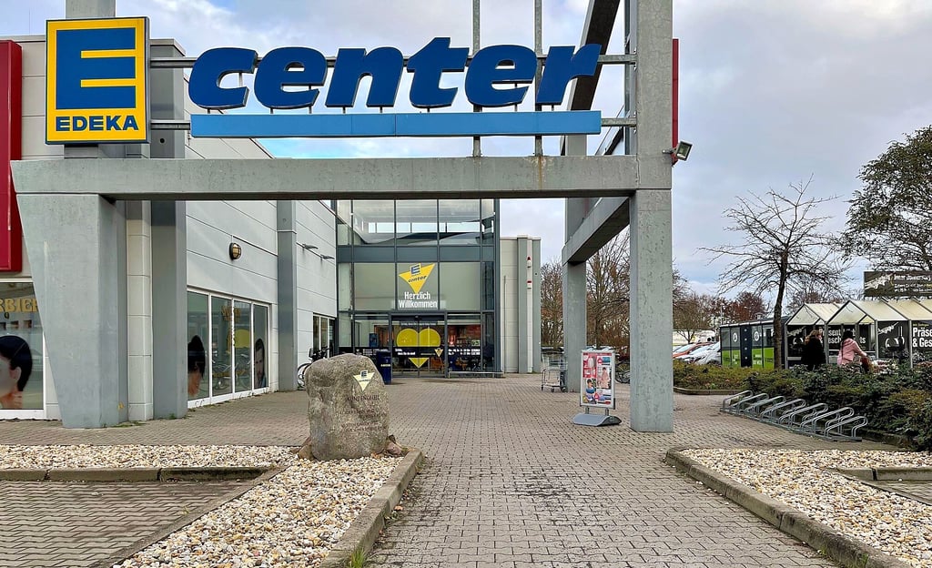 Schotterflächen haben größtenteils ehemalige Grünflächen rund um das E-Center im Junkerspark ersetzt.