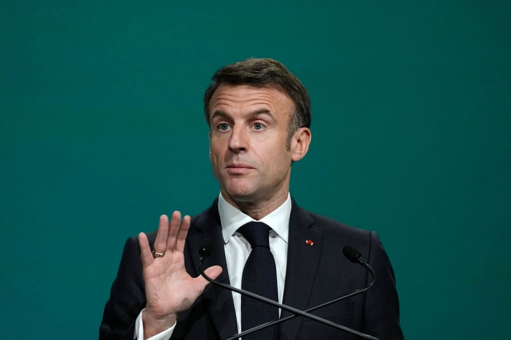 Mehrere Abgeordnete aus dem linken Flügel des Lagers von Präsident Emmanuel Macron hatten bereits vor dem Votum angekündigt, gegen den Text zu stimmen.