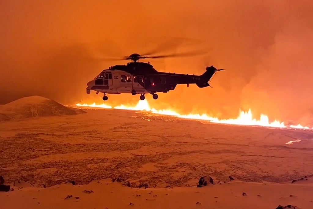 Ein Hubschrauber wagt sich in die Nähe des Magma-Stroms.
