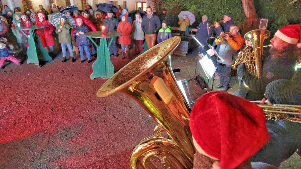 Weihnachtsliedersingen mit Unterstützung der Turmbläser im Rahmen des Lebendigen Adventskalenders als Abschluss des Weihnachtsmarktes.