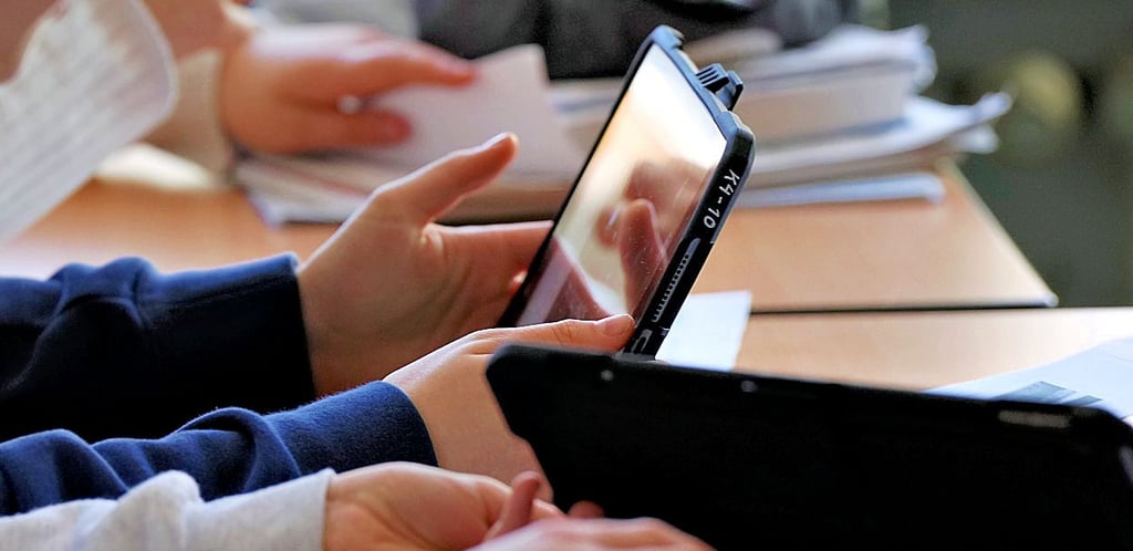Digitale Technik wird längst in Schulen genutzt. Jetzt kommt KI dazu - wie kann verhindert werden, dass Schüler damit betrügen?