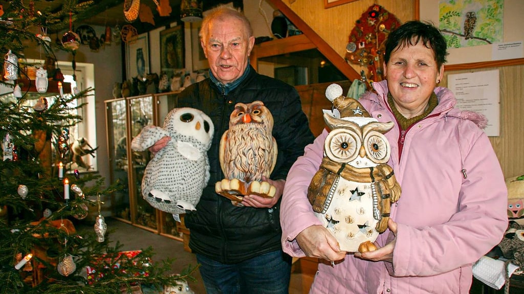 Herbert Bilang und Petra Klebe laden zu einem Besuch der Eulenausstellung auf dem Colbitzer Museumshof ein.
