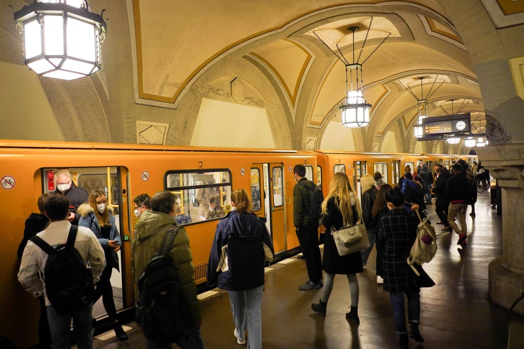Menschen steigen an der U-Bahnstation „Heidelberger Platz“ in die U3.