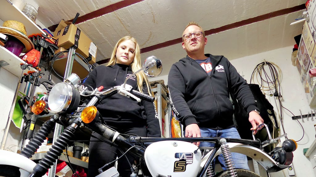 Vater Ronny und Tochter Johanna Wenig bauen gemeinsam die Simson S51 für die Teenagerin um. Die Farbfrage ist noch ungeklärt.
