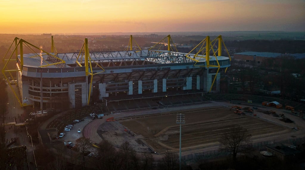 Das Stadion „Rote Erde“ vor dem Signal-Iduna-Park in Dortmund.
