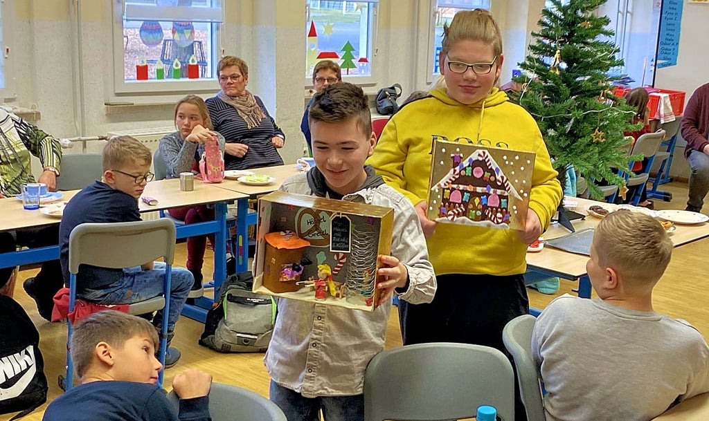 Elias (l.) und Oskar präsentieren Hänsel und Gretel. Für die Hexe hat Oskar, den Schulleiter Frank Schiwek für sein künstelrisches Talent hervorhob, sogar eine Speisekarte gebastelt.