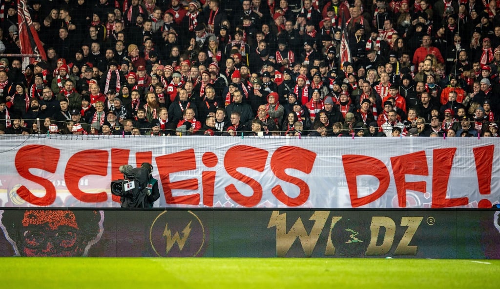 Ein Banner der Union-Fans auf der Waldseite zeigt den Schriftzug: "Scheiß DFL!".