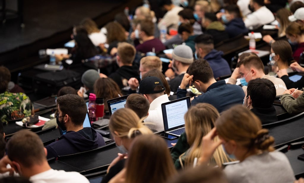 Studenten sitzen in einem Hörsaal.