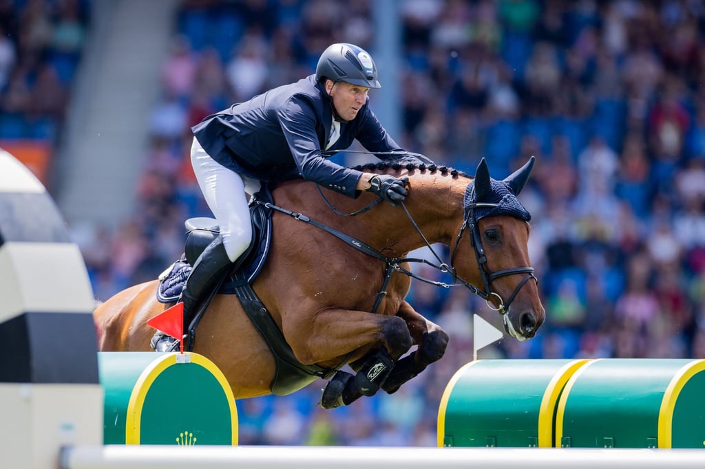 Andre Thieme auf dem Pferd „Conacco“ springt beim Preis von Nordrhein-Westfalen über ein Hindernis.