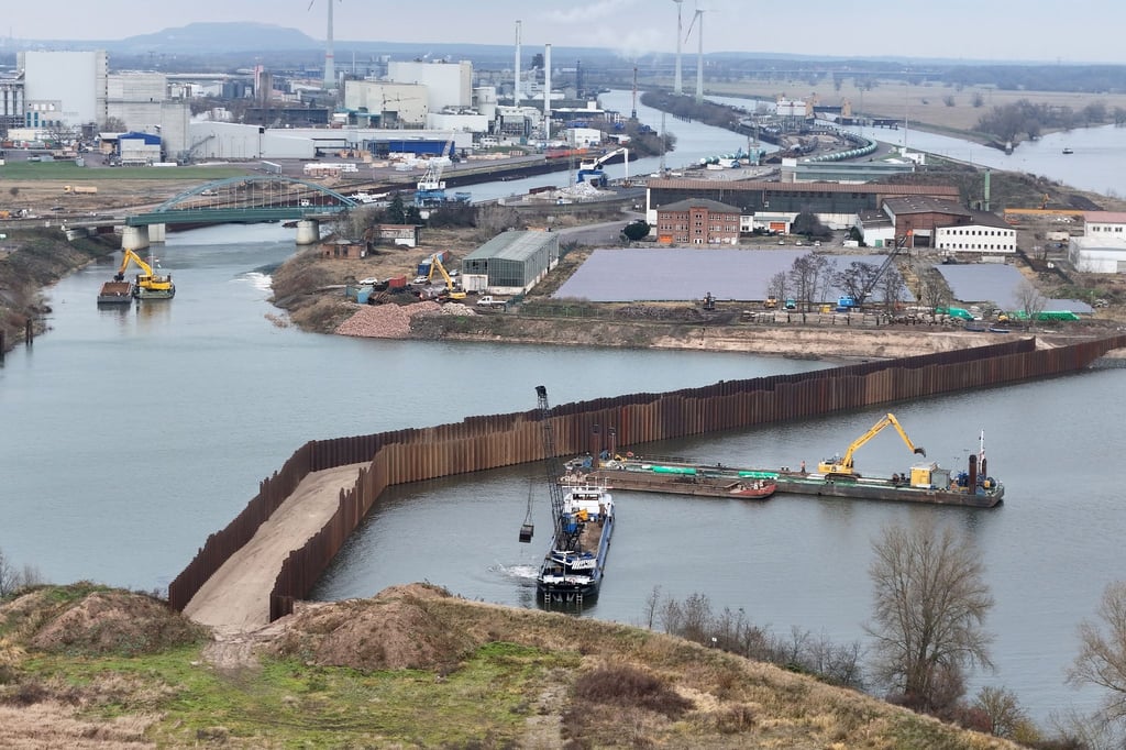 Blick auf die Baustelle vom neuen Damm im Industriehafen Magdeburg.