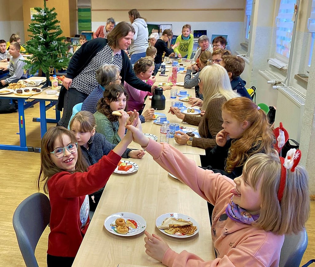 Eine ausgelassene Stimmung herrscht am letzten Schultag vor Weihnachten in der Grundschule Großmühlingen.