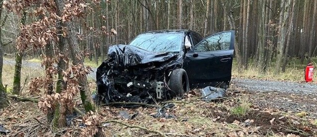 Ein Baum an einem Feldweg bremste den Mazda, der von der Straße abkam, aus.