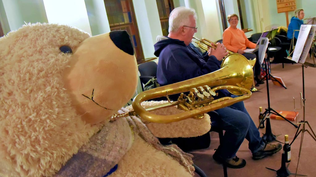 Auch Teddy darf sich bei der Probe der Nachterstedter Blechpuster ausprobieren.