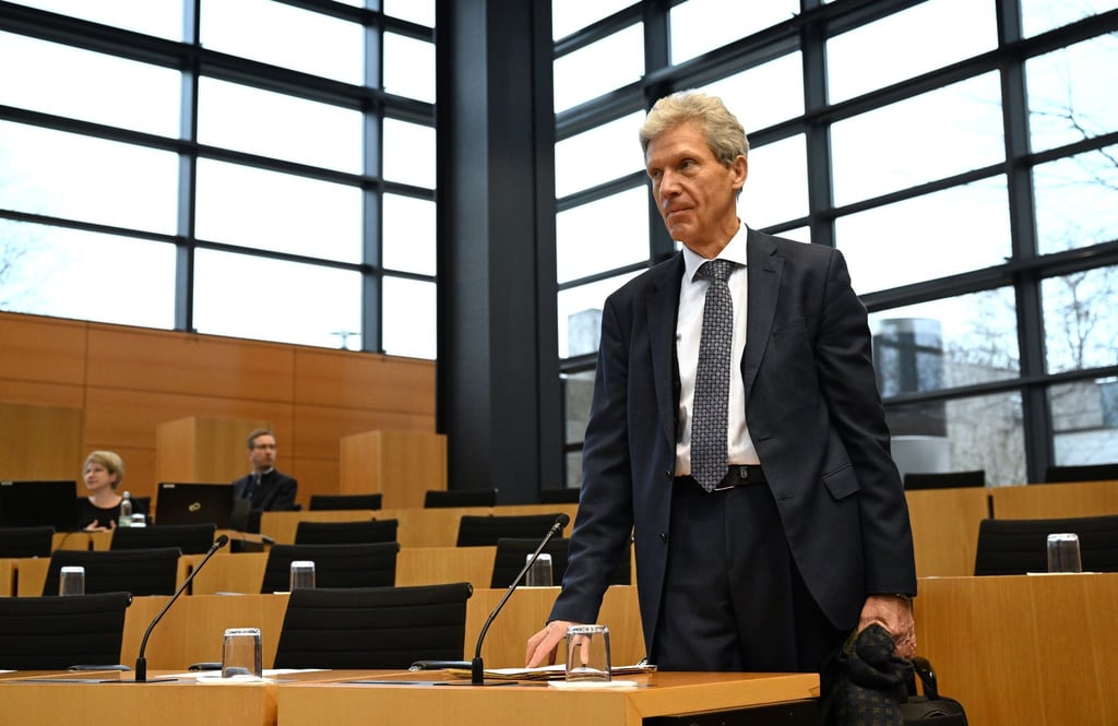 Helmut Holter (Die Linke), Thüringens Minister für Bildung, Jugend und Sport von Thüringen, kommt zur Sitzung des Thüringer Landtags.