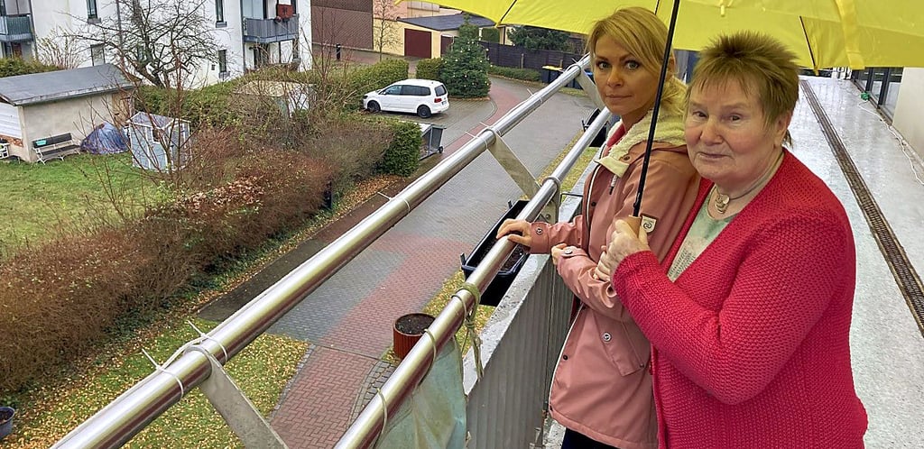 Bewohnerin Christina Naumann (rechts) und Mitarbeiterin Dominique Stiller sind über den Diebstahl der aufblasbaren Figuren vom Gelände des Seniorenzentrums Pro Civitate in Burg entsetzt.