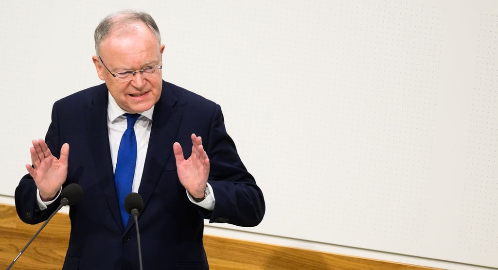 Stephan Weil (r, SPD), Ministerpräsident von Niedersachsen, hält im Landtag Niedersachsen eine Regierungserklärung.