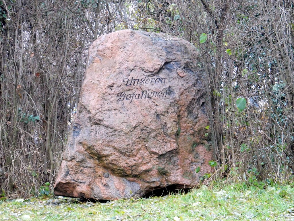 Dieser Stein steht in Magdeburg am Sternsee.