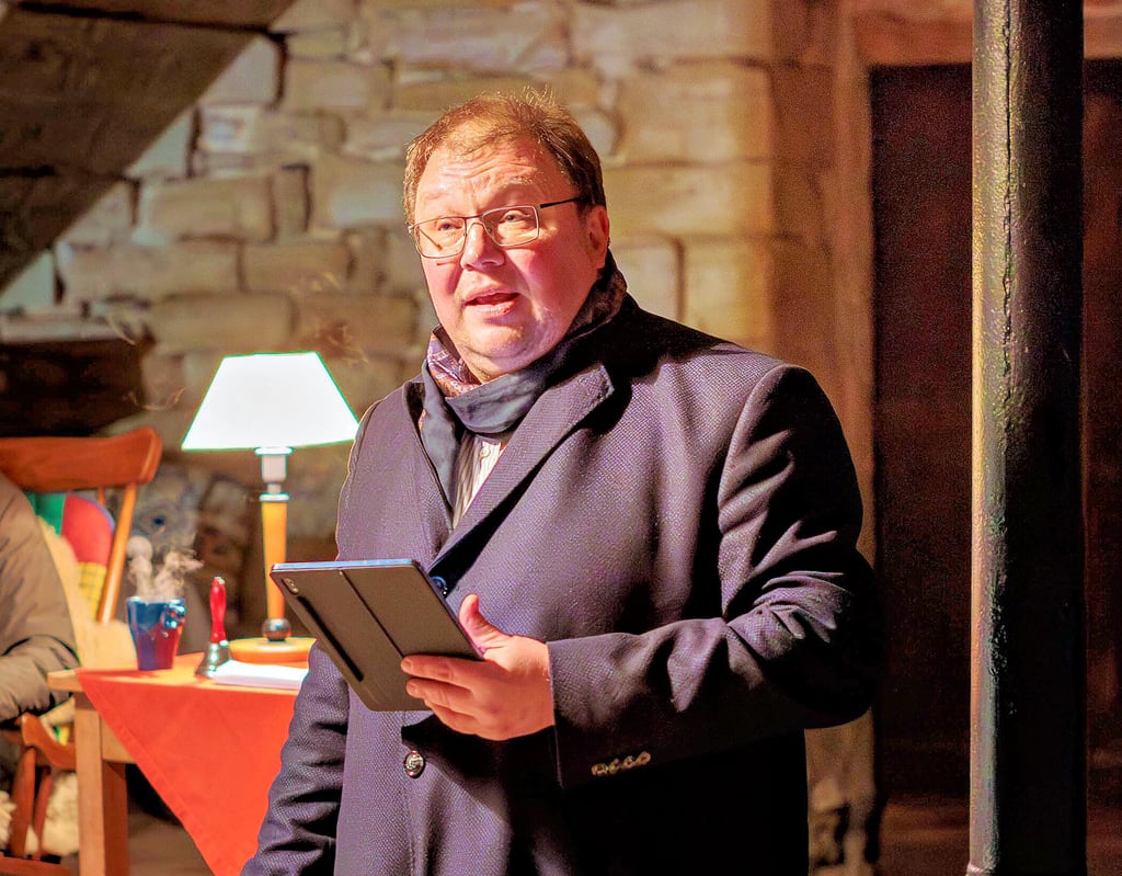 Der Droyssiger Pfarrer Christoph Roßdeutscher ist in der Vorweihnachtszeit viel unterwgs. Hier im Bild bei einer Adventsfeier in Hassel.