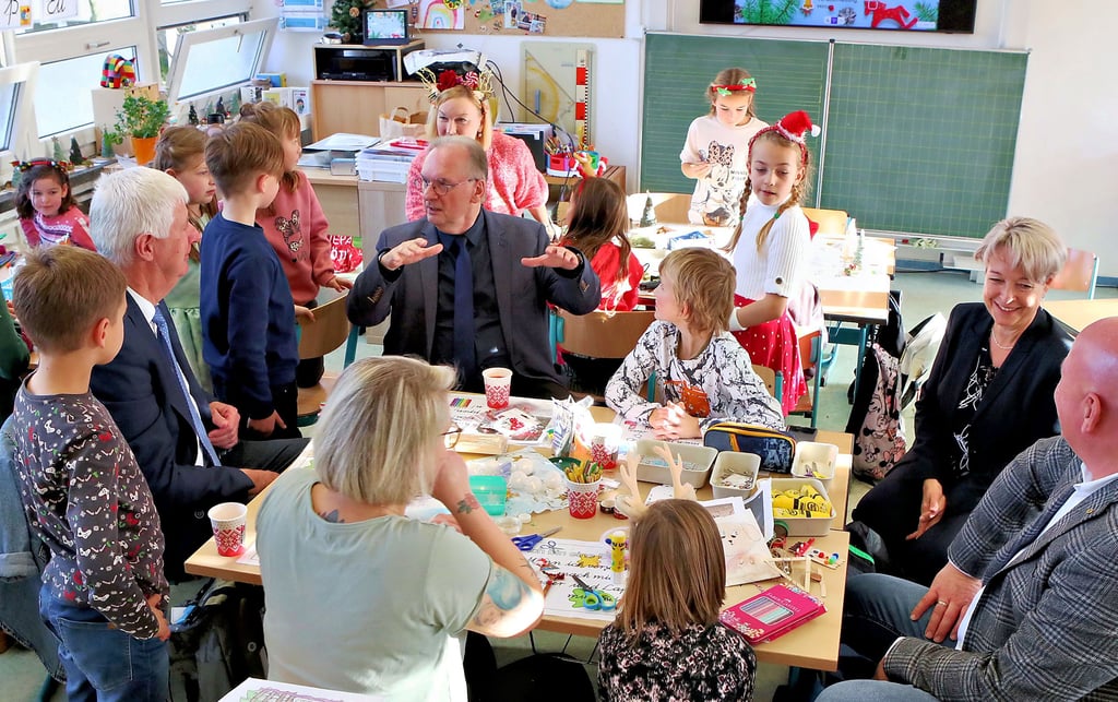Ministerpräsident Reiner Haseloff und Bürgermeisterin Christina Buchheim haben viel Spaß beim Projekttag mit Schülern der Ratkeschule.