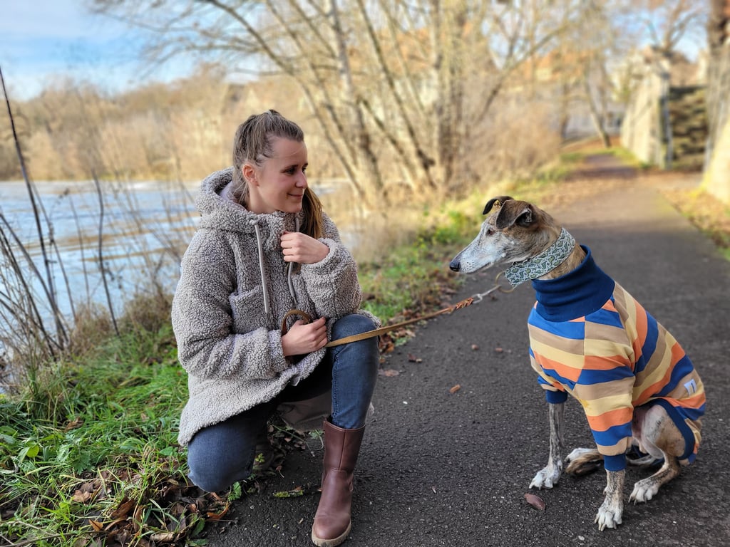 Helen Lücke mit ihrem Windhund Alfred. Sie hat den Vierbeiner über eine Organisation vermittelt bekommen. Sie fände es besser, wenn Tiere nicht zu Weihnachten verschenkt werden.