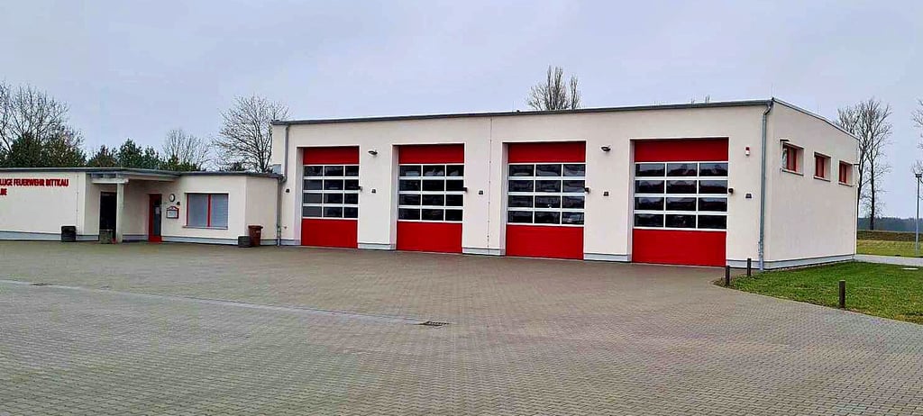 Ein Feuerwehrdenkmal soll rechts neben dem neuen Feuerwehrgerätehaus in Bittkau schon im kommenden Jahr entstehen. Die Umgestaltung des Dorfplatzes dahinter zu einem Park mit vielen Linden soll als Förderprojekt folgen.