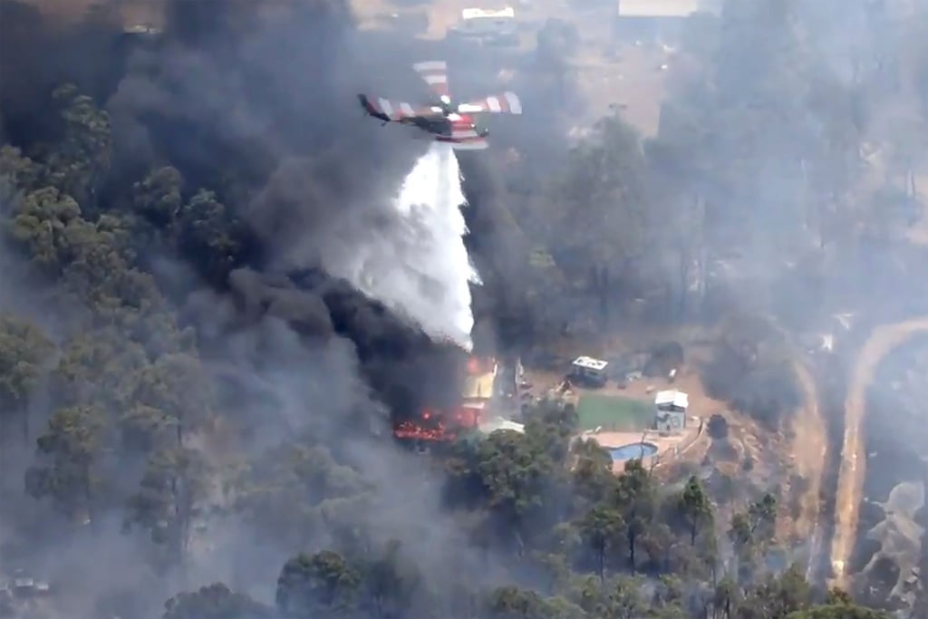 Nahe der australischen Millionenmetropole Perth kämpft die Feuerwehr gegen einen gefährlichen Buschbrand an.