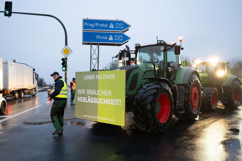 Landwirte blockieren mit Traktoren eine Autobahnauffahrt zur Autobahn 17.