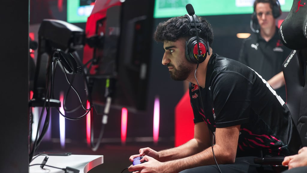 Umut Gültekin am Controller.