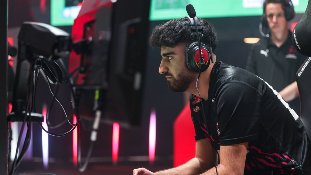 Umut Gültekin am Controller.