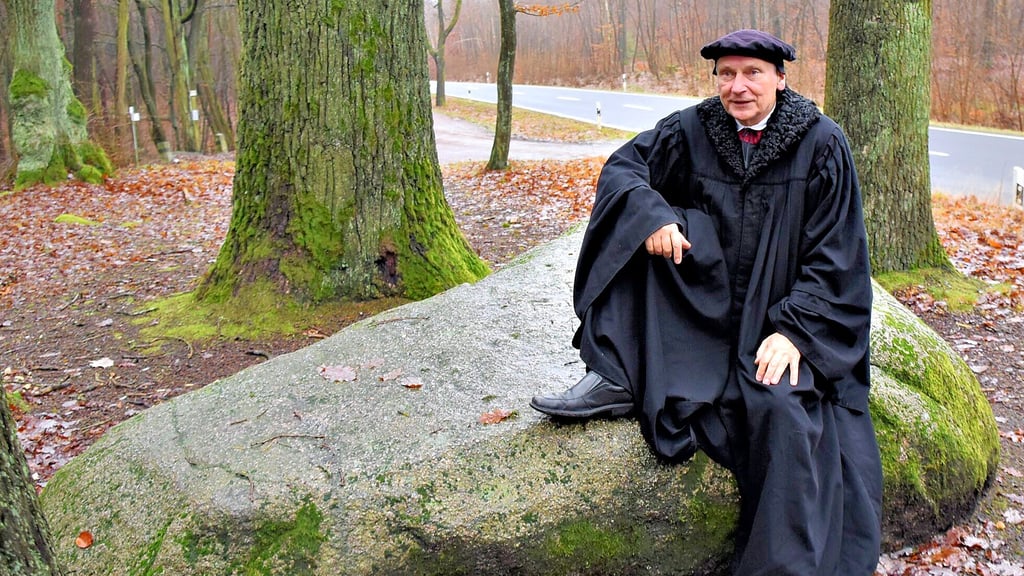 Lutherdarsteller Bernhard Naumann ließ sich für eine „Rast“ auf dem Findling an der B2 zwischen Bad Düben und Kemberg nieder. Schließlich hat der Reformator sich ebenfalls hier Pausen gegönnt.