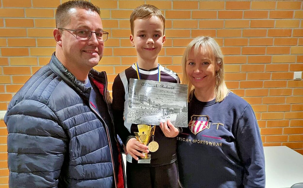 Der Leichtathletik-Sportler des Jahres 2023 beim SV 90 Havelberg Karl Ladwig (Mitte) mit seinen Eltern Ronny und Steffi Ladwig.