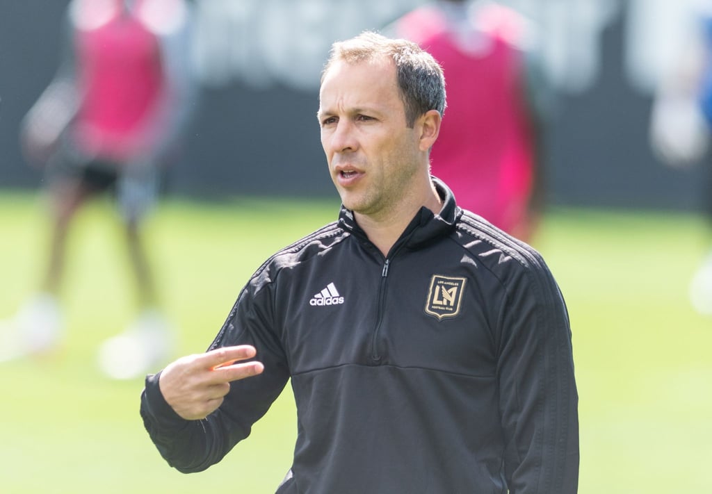 Steven Cherundolo steht auf dem Trainingsplatz des Los Angeles Football Club und gestikuliert.