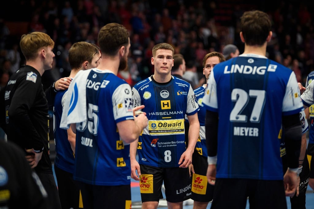 Manuel Zehnder (M) steht mit seinen Mitspielern nach der Niederlage gegen Hamburg auf dem Spielfeld.