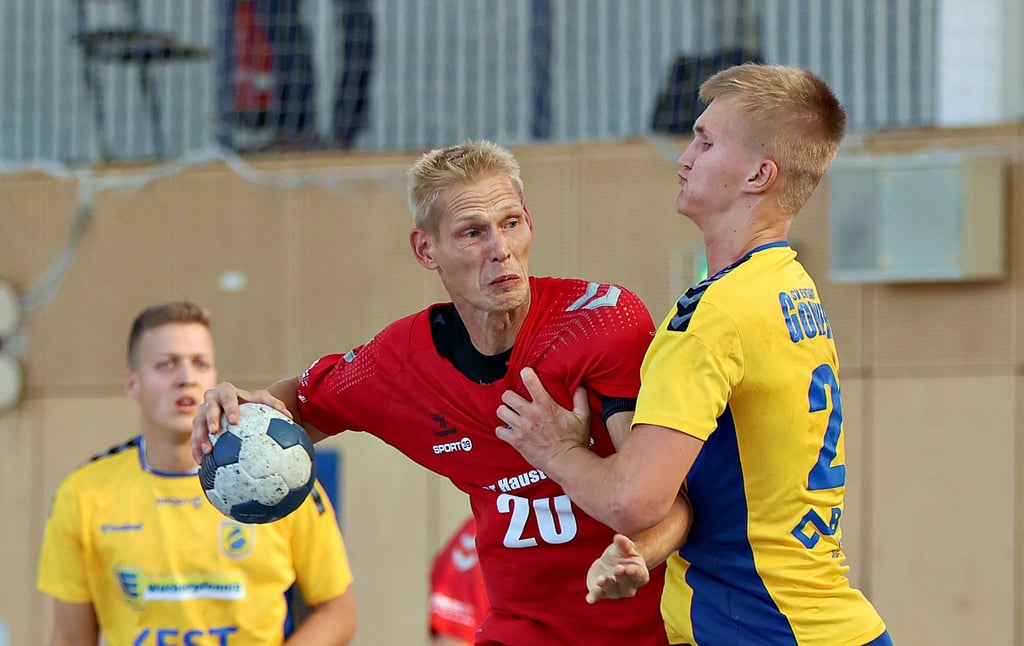 John Bade (am Ball) weiß, wie man mit dem Körper arbeitet. Dank seiner Zweikampfstärke hat er bereits 71 Treffer in dieser Saison erzielt.