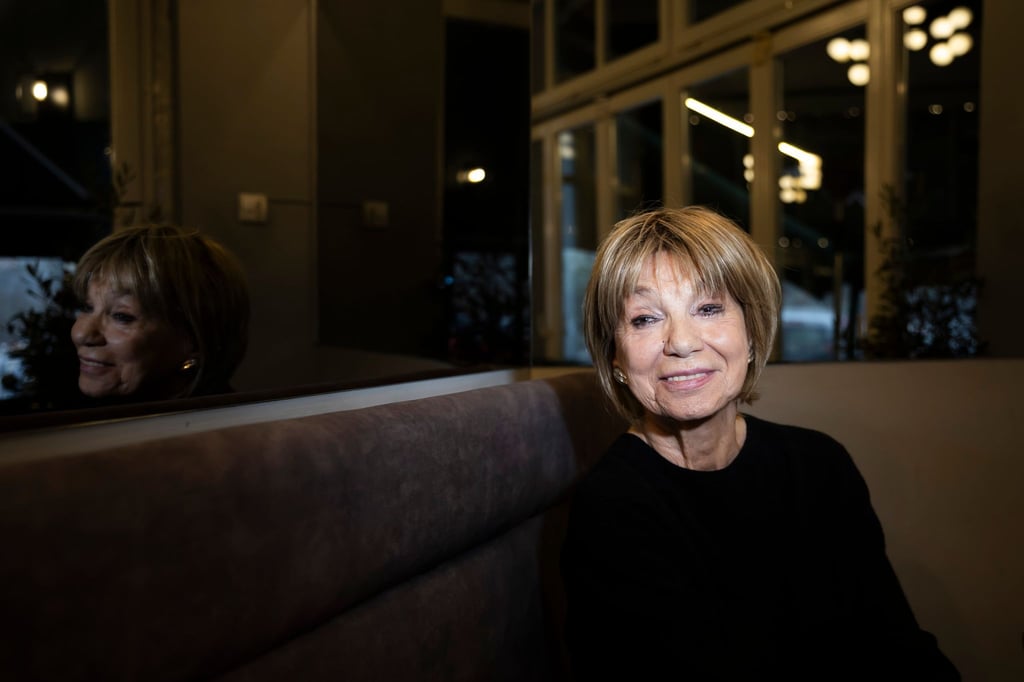 Judy Winter, Schauspielerin, sitzt am Ende eines Interviewtermins mit der Deutschen Presse-Agentur in einem Cafe.