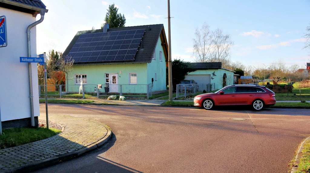 Sonnig und trocken war es am Mittwoch in der Radegaster Straße. Wenn es aber viel regnet, kann sie überschwemmt werden.