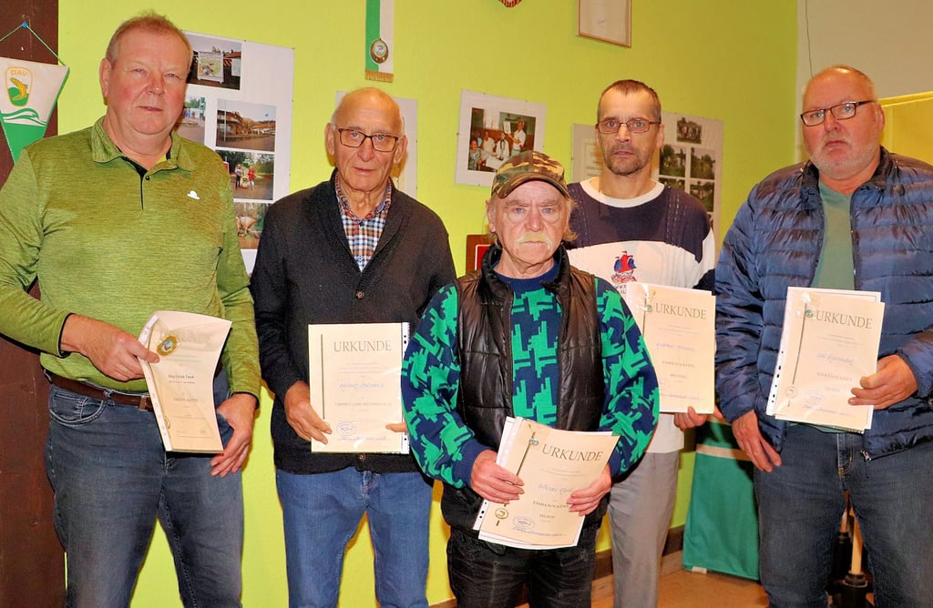 Jörg-Ulrich Tusch, Herbert Behrend, Udo Kummutat, Werner Riedel sowie Andreas Hohmann und Peter Franke (nicht anwesend) wurden auf der Mitgliederversammlung des Sportanglerclubs Parey/Elbe und Umgebung für ihr Engagement ausgezeichnet.