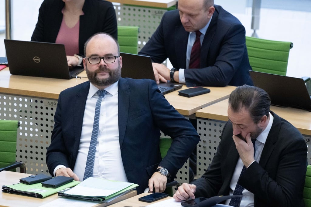Christian Piwarz (CDU, l), Kultusminister von Sachsen, nimmt im Plenum neben Sebastian Gemkow (CDU).
