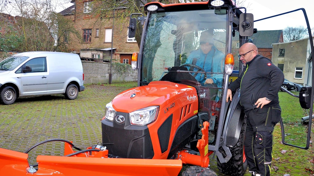 Neue Technik ist da: Goldbecks Bürgermeister Christian Masche (rechts) im Gespräch mit Gemeindearbeiter Marcel Dräger, der schon einmal im neuen Traktor Platz genommen hat.