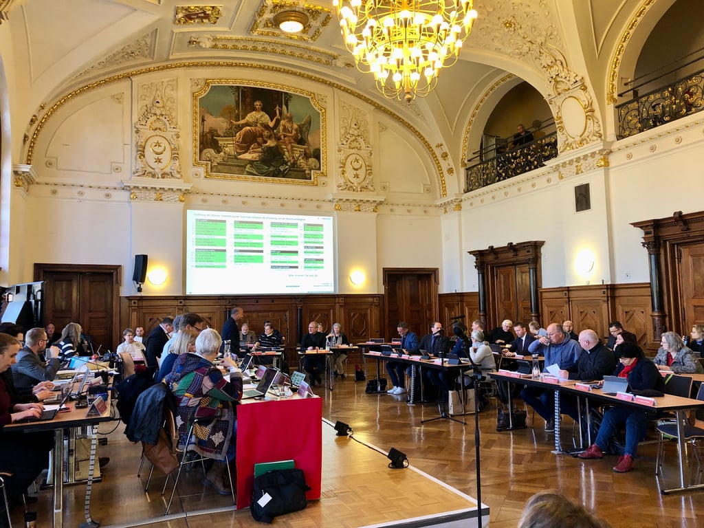 Der Stadtrat tagt zum letzten Mal in diesem Jahr im großen Festsaal des Stadthauses.