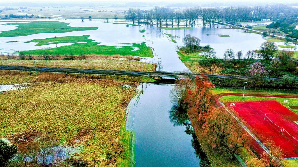 So sieht das Ausmaß des Hochwassers vom Weinberg über Bleiche und Bahnbrücke in Richtung Dobbrun aus.
