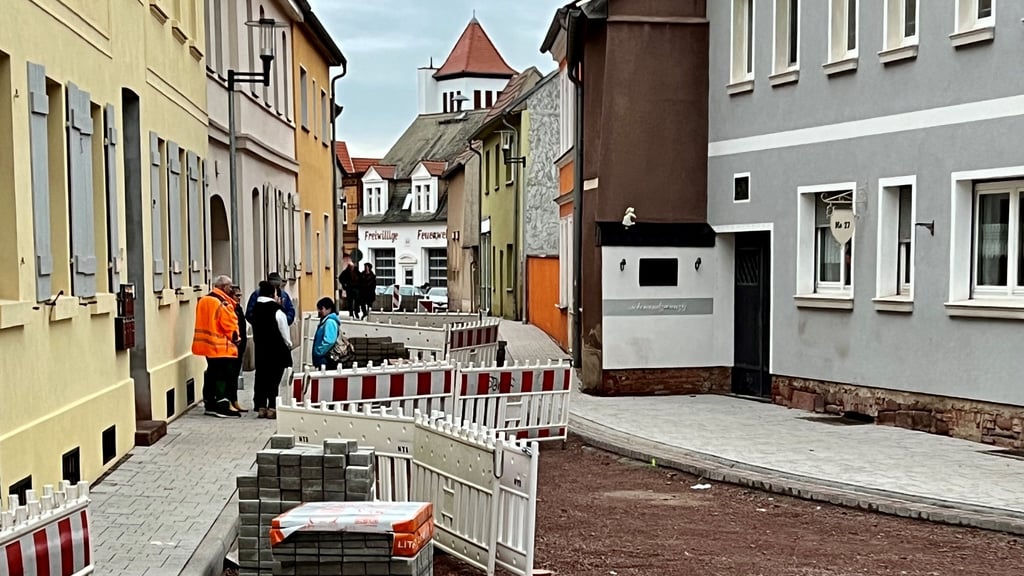 Die Anwohner der Friedensstraße in Könnern sind ob der seit Wochen ruhenden Bauarbeiten unzufrieden.