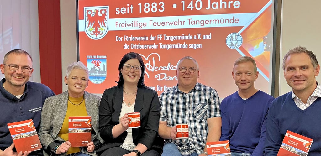 Zum Ende des Jubiläumsjahres und als Dank und Anerkennung gibt es für alle Kameraden der Tangermünder Feuerwehr Festschrift und Tasse, hier präsentiert von Michael Classe (von links), Ramona Lepszy, Sabrina Fengler, Fred Herrmann, Stephan Siefert und Steffen Schilm.