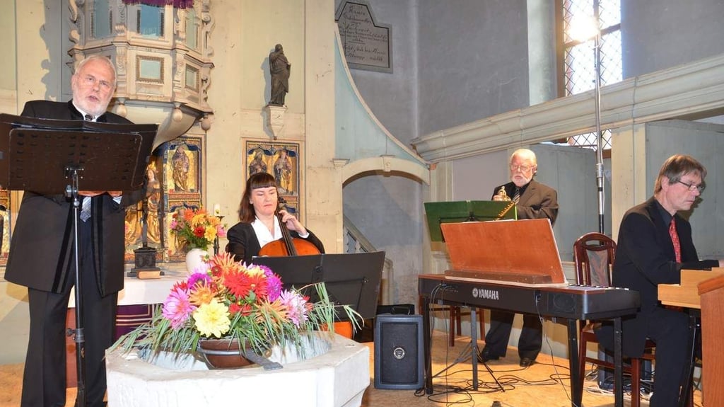 Gunther Emmerlich mit seinem damaligen Ensemble bei einem Auftritt im Jahr 2015 in Kleinwusterwitz.