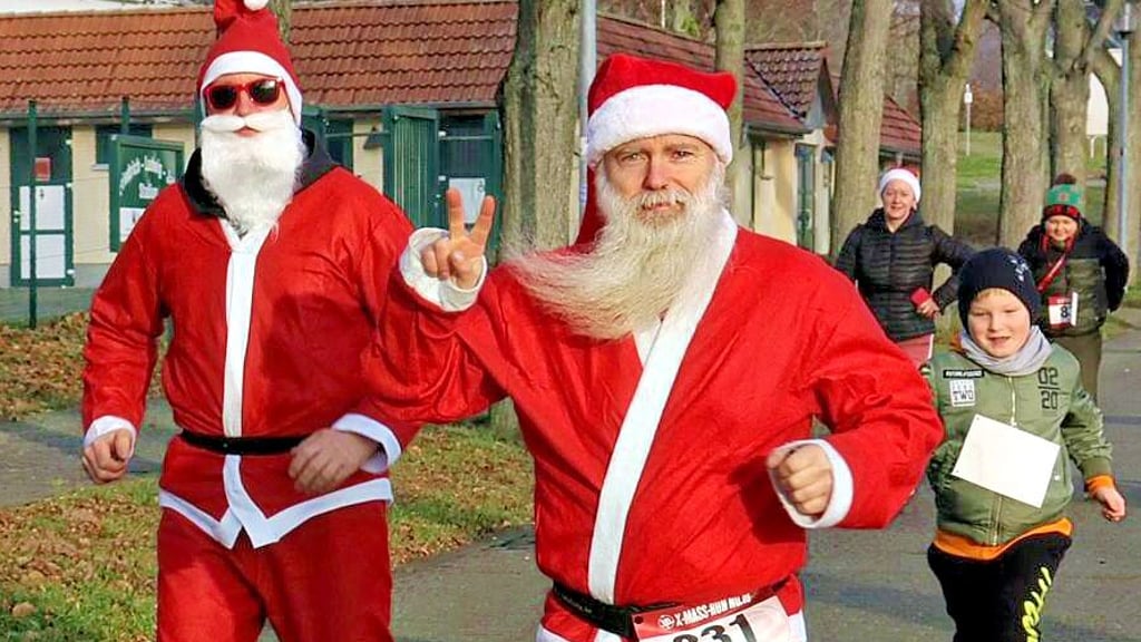 Guido Obara (rechts) aus Calberwisch, hier beim X-Mas-Run der Landessportschule in Osterburg, ist mit Leib und Seele Weihnachtsmann.