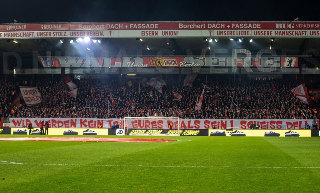 Ein Banner der Union-Fans mit dem Schriftzug: „Wir werden kein Teil eures Deals sein! Scheiß DFL!“.