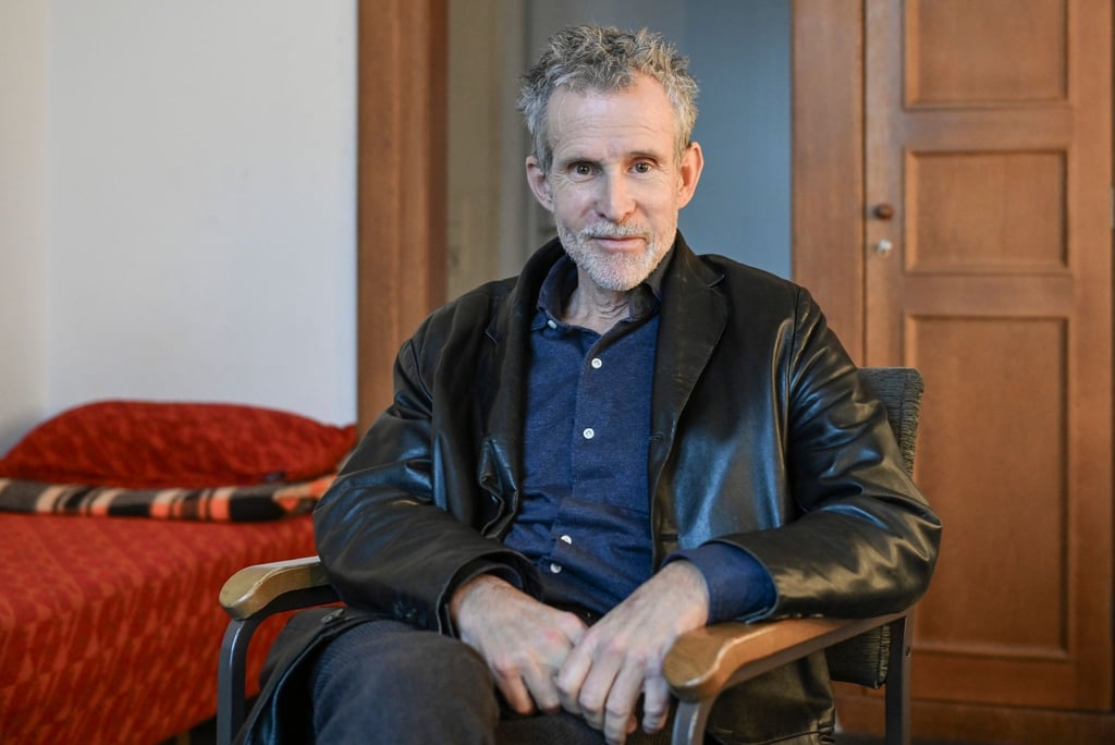 Der Schauspieler Ulrich Matthes sitzt bei einem dpa-Interview in seiner Garderobe im Deutschen Theater.