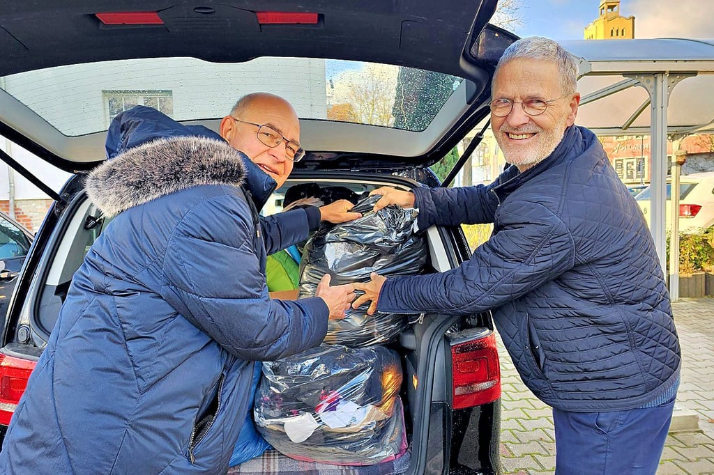 Hans-Norbert Mertens (l.) und Wolf-Heinrich Hetzer bringen Spenden der Merseburger Rotarier zur Kleiderkammer der Merseburger Tafel.