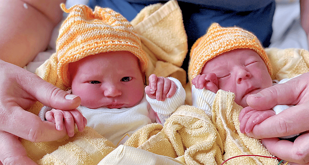 Die Zwillinge Paul und Paula im Arm ihrer Mutter Nancy Gutzmann.