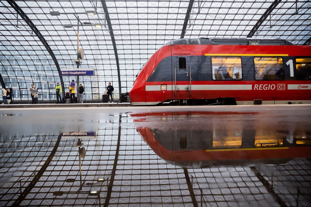 Ein Regionalzug fährt am Berliner Hauptbahnhof ein.
